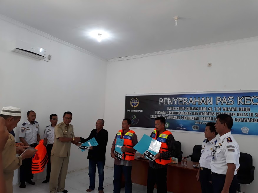 PENYERAHAN PAS KECIL NELAYAN DAN LIFE JACKET DARI KANTOR KESYAHBANDARAN ...